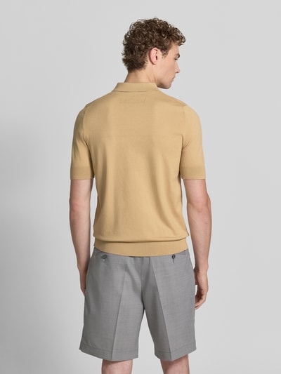 Männermodel trägt Regular Fit Poloshirt aus Viskose-Mix Modell 'SAN PETER' von HUGO, beige Farben, glatte Textur, Ganzkörperansicht Rückansicht. Herren Poloshirt.