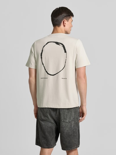 Męski model nosi T-Shirt mit rückseitigem Motiv-Print Modell 'Bobby' von Wood Wood, bawełna, krój regular fit, widok całej sylwetki z tyłu