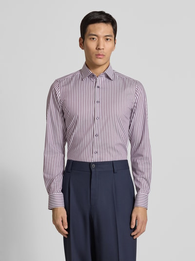 Männermodel trägt Slim Fit Businesshemd aus Baumwoll-Mix mit Haifischkragen von OLYMP, gestreift, Langärmelig, Knopfleiste, Ganzkörperansicht von vorne.