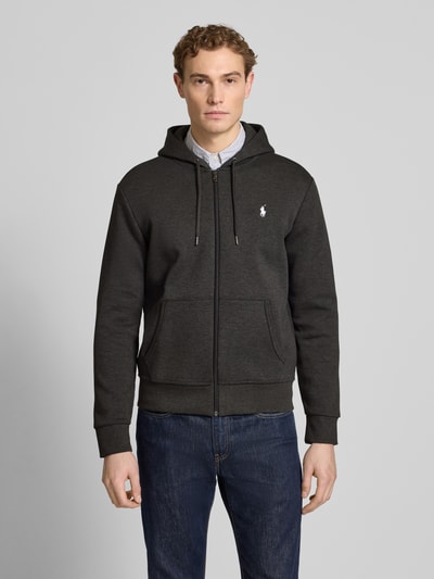 Männermodel trägt Regular Fit Sweatjacke aus Baumwoll-Mix von Polo Ralph Lauren in Dunkelgrau, Kapuze, Reißverschluss, Label-Stitching, Ganzkörperansicht von vorne.