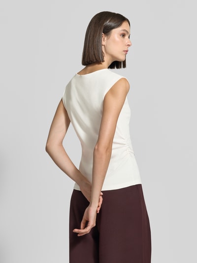 Vrouwenmodel draagt Slim Fit Top aus Baumwoll-Mix van zero in effen wit met boothals, mouwloos design, ruglengte bij maat 36: 58 cm, Ganzkörperansicht Rückansicht.