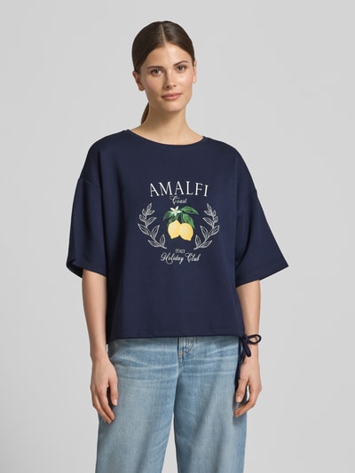 Frauenmodel trägt Relaxed Fit T-Shirt mit Logo-Print von Christian Berg Woman, Dunkelblau, Elastischer-Material-Mix mit Modal-Anteil, Rundhalsausschnitt, Ganzkörperansicht von vorne