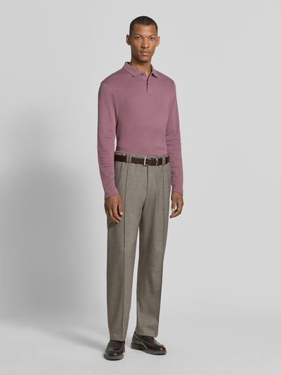 Männermodel trägt Regular Fit Poloshirt aus reiner Baumwolle von Christian Berg Men in Lila mit Polokragen und langen Ärmeln, Ganzkörperansicht von vorne.