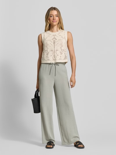 Frauenmodel trägt Stoffhose mit Strukturmuster von Christian Berg Woman in Relaxed-Fit mit Tunnelzug und Eingrifftaschen, Ganzkörperansicht von vorne. Bundweite bei Größe 36: 38 cm, Innenbeinlänge bei Größe 36: 78 cm.