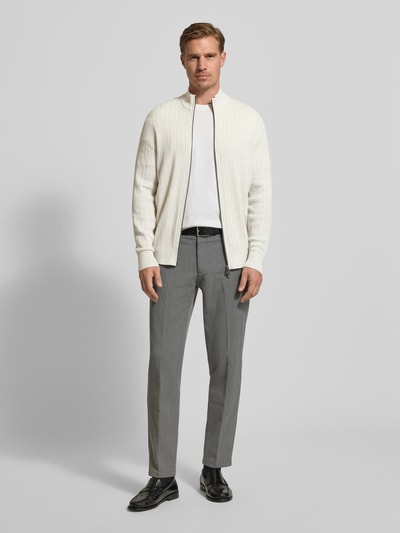 Männermodel trägt Strickjacke mit Reißverschluss von Christian Berg Men in Weiß, Reine Baumwolle, Slim-Fit, Gerippte-Abschlüsse, Stehkragen, Ganzkörperansicht von vorne.