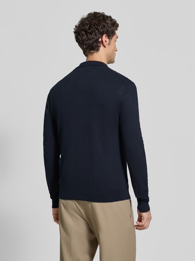 Männermodel trägt Regular Fit Strickpullover aus Baumwoll-Mix mit Kaschmir-Anteil von Casual Friday in Dunkelblau, glatte Oberfläche, Ganzkörperansicht Rückansicht. Rückenlänge 65 cm, elastische Abschlüsse.