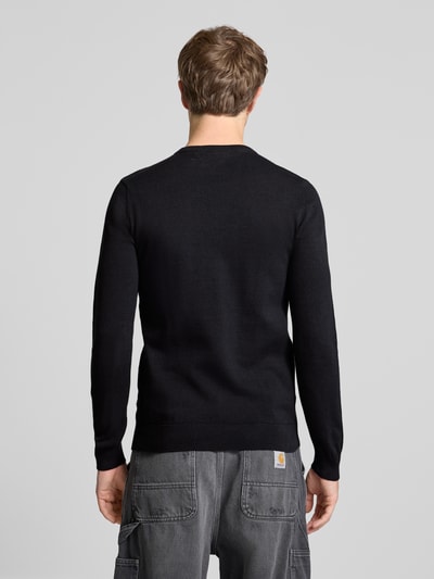 Männermodel trägt schwarzen Slim Fit Pullover in Strick-Optik Modell 'Baron' von Blend aus Reine Baumwolle, Ganzkörperansicht Rückansicht.