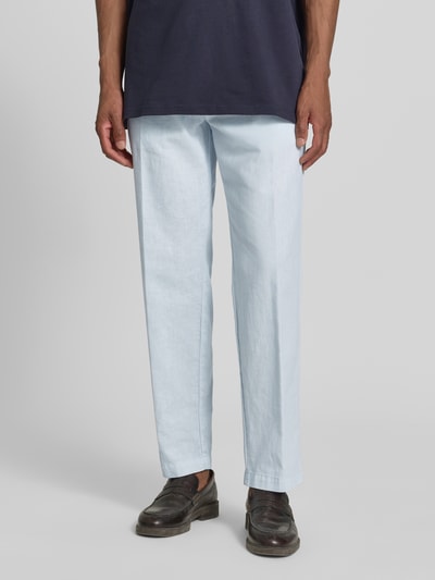 Męski model nosi Hose aus Leinen-Baumwoll-Mix mit Tunnelzug von CINQUE, krój regular fit, jasnoniebieski, Ganzkörperansicht z przodu