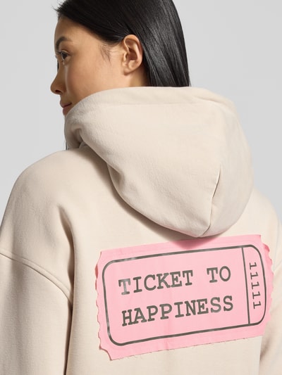 Frauenmodel trägt Oversized Sweatjacke mit Kapuze von Smith and Soul in Beige, Baumwoll-Mix, gerippte Abschlüsse, Detailaufnahme Rückansicht.
