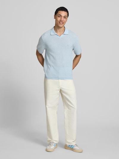 Mannenmodel draagt Regular Fit Poloshirt met V-hals van Jack & Jones, puur katoen, gebreid shirt, ruglengte maat M 67 cm, volledige vooraanzicht