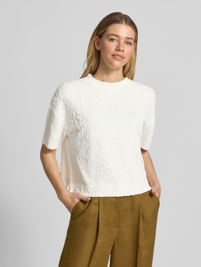 Vrouwenmodel draagt Relaxed Fit T-shirt uit viscosemix model 'Keena' van Someday, structuurpatroon, crèmekleur, ronde hals, voorkant bovenlichaam close-up.