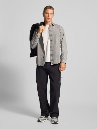Mężczyzna nosi Freizeithemd mit Knopfleiste od G-Star Raw, bawełna, slim fit, kolor szary, przód, zdjęcie całej sylwetki.