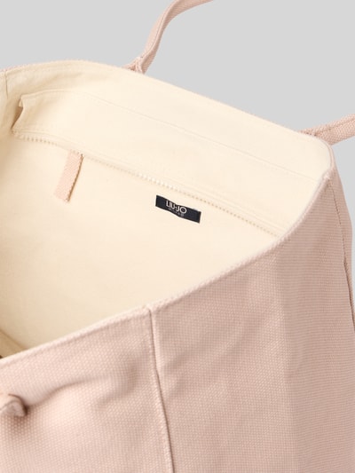 Productfoto, shopper met labelstitching model 'PLENTIA' van Liu Jo White in lichtbeige, puur katoen, hoofdvak met ritssluiting, draagband, breedte maat 1: 36 cm, lengte: 33 cm, diepte: 17 cm, bandlengte schouderband: 60 cm, fijne structuur, zachte textuur