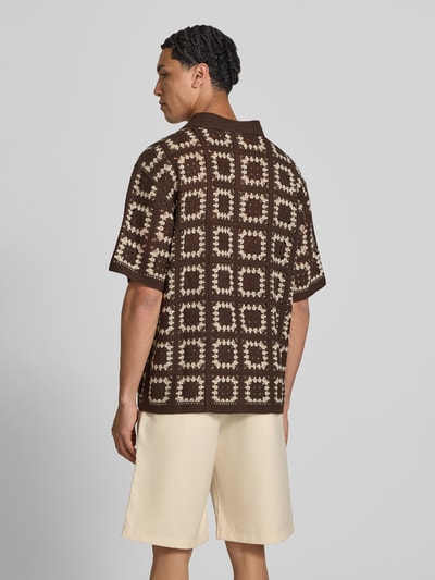 Männermodel trägt Regular Fit Freizeithemd im Allover-Look Modell 'FABIAN' von Redefined Rebel in Braun mit Polokragen, Knopfleiste, Rückenlänge 70 cm, Schulterbreite 43 cm, Ärmellänge 28 cm, Ganzkörperansicht Rückansicht.