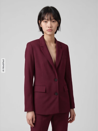 Frauenmodel trägt Regular Fit Longblazer aus Viskose-Mix Modell 'RITA' von Selected in dunklem Bordeaux, Damen Longblazer, Nahaufnahme Oberkörper, KI-modifiziertes Bild.