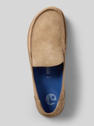 Produktfoto, Loafer aus echtem Veloursleder Modell 'Utti' von Birkenstock, beige, abgerundete Passform, profilierte Sohle, strukturierte Oberfläche, Absatzhöhe 4 cm, Schafthöhe 6 cm, Schaftweite 7 cm, Größe 44