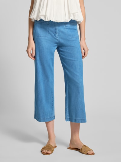 Frauenmodel trägt Regular Fit Culotte aus Baumwoll-Mix von Raphaela By Brax, Optik: Unifarben, Passform: Regular-Fit, Leistentaschen, Cropped, Knopf-Reißverschluss, Ganzkörperansicht von vorne.