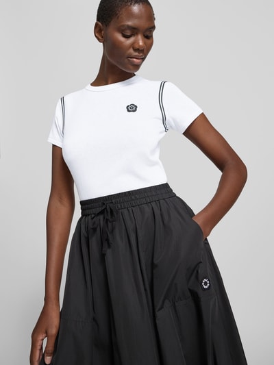 Frauenmodel trägt Slim Fit T-Shirt aus reiner Baumwolle von Kenzo mit Rundhalsausschnitt, Label-Patch, kurzärmelig, Rückenlänge 52 cm, ganzkörperansicht von vorne.