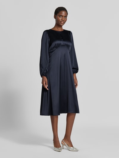 Vrouwenmodel draagt Midikleid aus Satin mit Schlüssellochausschnitt van Christian Berg Woman Selection, navy, getailleerd, satijn, elastische materiaalmix, druppelvormige hals, met lange mouwen, ruglengte maat 36: 112 cm, borstwijdte 44 cm, mouwlengte 55 cm, effen design, gladde textuur, A-lijn, volledige lichaamsaanblik van voren.