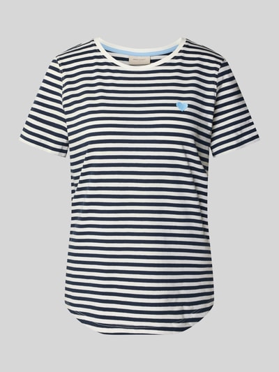 Produktfoto, T-Shirt mit Motiv-Stitching und Rundhalsausschnitt von FREE/QUENT in Weiß und Dunkelblau, feine Streifen, reine Baumwolle, gerader Schnitt, abgerundeter Saum, Damenmodell 'Mian'