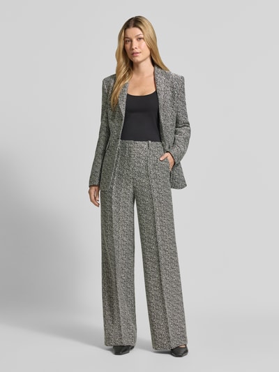 Frauenmodel trägt Regular Fit Weite Hose mit Baumwoll-Anteil Modell 'Hasmina' von HUGO in Grau mit feinem Muster, Damen Weite Hose, Ganzkörperansicht von vorne.