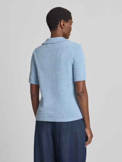Frauenmodel trägt hellblauen Regular Fit Kurzarm-Pullover aus reiner Baumwolle Modell 'ICONIC' von ARMEDANGELS, Damen Pullover, Ganzkörperansicht Rückansicht.