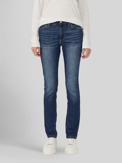 Frauenmodel trägt Slim Fit Jeans aus Baumwoll-Mix Modell 'BETSY SLIM' von s.Oliver RED LABEL in Dunkelblau, Ganzkörperansicht von vorne, Damen Skinny Fit Jeans von s.Oliver RED LABEL