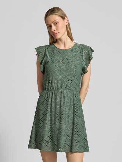 Frauenmodel trägt Tailliertes Sommerkleid mit Lochstickmuster Modell 'TASSA' von Vero Moda in Unifarben-Optik, Mini-Länge, Rundhals-Ausschnitt, Kurzarm, elastisches Taillenband, Lochstickmuster, Materialverarbeitung: Lochstick, Ganzkörperansicht von vorne.