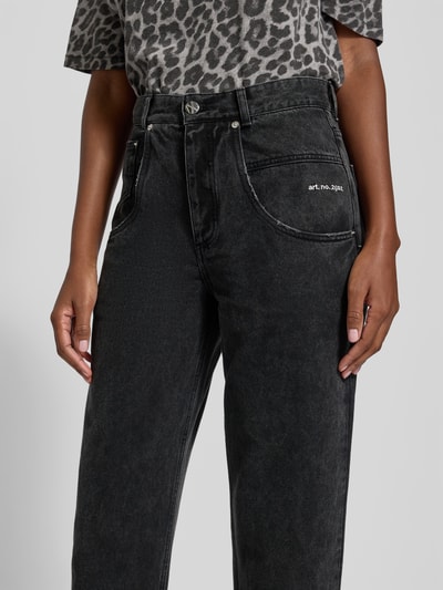Frauenmodel trägt Jeans mit 5-Pocket-Design von black palms in Schwarz, Reine Baumwolle, Lockerer-Schnitt, Label-Stitching, Nahaufnahme Oberkörper.