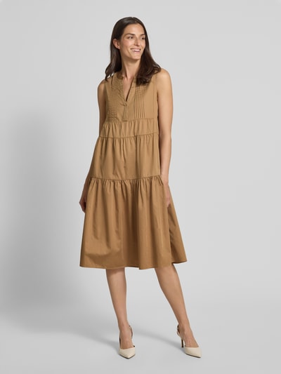 Milano Italy Knielanges Kleid im Stufen-Look mit V-Ausschnitt Camel 1