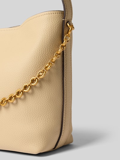 Productfoto, Handtasche aus echtem Leder Modell 'Nolita' van MICHAEL Michael Kors in beige, logodetail, kettinglook, context: Dames schoudertas, hoofvak met magneetsluiting, verstelbare schouderband, echt leer, breedte maat 1: 28 cm, lengte maat 1: 25 cm, diepte maat 1: 10 cm, schouderbandlengte maat 1: 80 cm