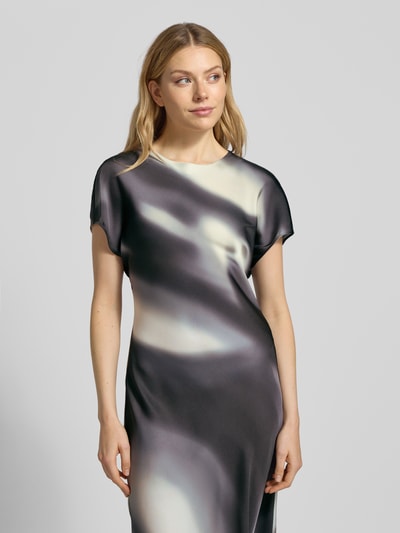 Modelka kobieca prezentuje Maxikleid mit Rundhalsausschnitt Modell 'QUIMMA' od Someday, efekt wzoru allover, prosta forma, zbliżenie górnej części ciała.