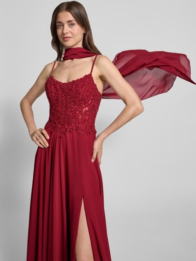 Kobiece model prezentuje Abendkleid mit floralem Spitznbesatz od Mascara, czerwony kolor, zdobienia, krój slim fit, długość maxi, całkowite ujęcie z przodu