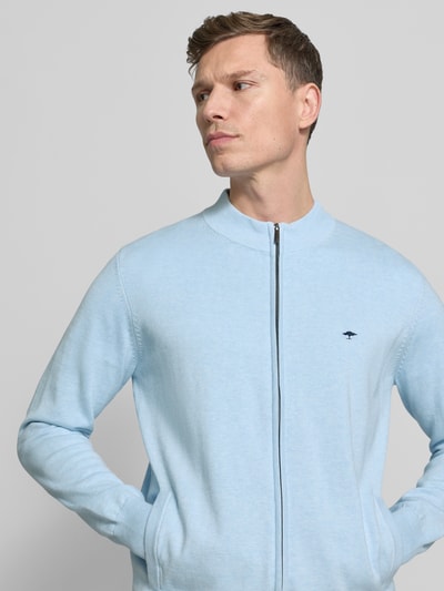 Männermodel trägt Strickjacke mit Reißverschluss von Fynch-Hatton in hellblau, Reine Baumwolle, Regular-Fit, Eingrifftaschen, Label-Stitching, Nahaufnahme Oberkörper.
