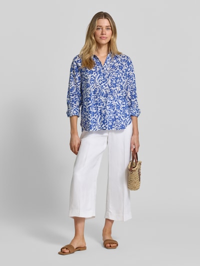 Frauenmodel trägt Bluse mit Umlegekragen und Knopfleiste von Betty Barclay, reine Baumwolle, blau-weiß gemustert, Straight Fit, Ganzkörperansicht von vorne.