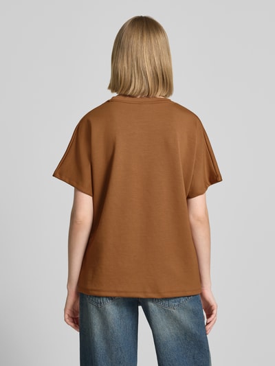 Kobiece model prezentuje damski t-shirt z mieszanki materiałów z domieszką modalu, krój relaxed fit, model 'BANU' od Soyaconcept, okrągły dekolt, widok całej sylwetki z tyłu.
