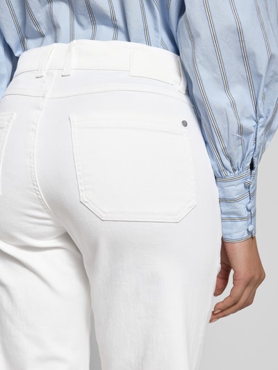 Frauenmodel trägt Straight Fit Hose mit aufgesetzten Taschen Modell 'Liz Urban' von Angels aus elastischem Baumwoll-Mix in Weiß, Detailaufnahme Rückansicht.
