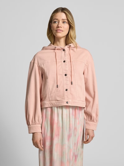 Frauenmodel trägt Jeansjacke mit Kapuze und Eingrifftaschen von Marc Cain in Rosa, Baumwoll-Mix mit Stretch-Anteil, Regular-Fit, Druckknopfverschluss, Kordelzug und seitliche Eingrifftaschen, Rückenlänge bei Größe 36: 51 cm, Schulterbreite: 53 cm, Brustweite: 52 cm, Ärmellänge: 54 cm, schlichte Textur, Ganzkörperansicht von vorne.