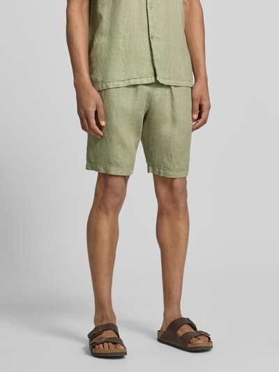Männermodel trägt Shorts mit elastischem Bund und Gesäßtasche von MCNEAL, Reine Baumwolle, Regular-Fit, Ganzkörperansicht von vorne.