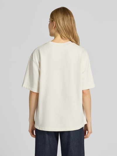 Frauenmodel trägt Sweatshirt mit Rundhalsausschnitt und 1/2-Arm von Rich & Royal in Offwhite, Relaxed Fit, Baumwoll-Mix, Ganzkörperansicht Rückansicht.
