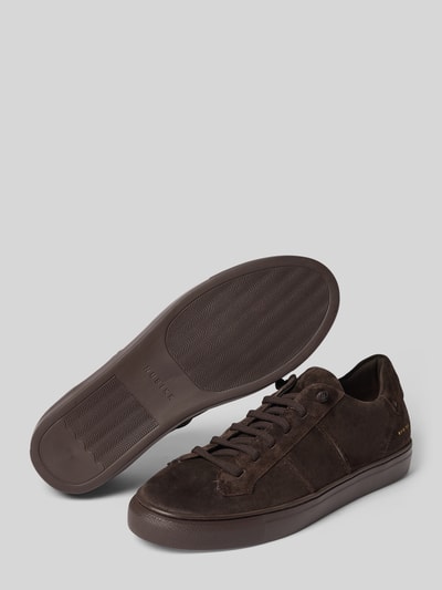 Produktfoto, Sneaker aus Leder mit Label-Detail Modell 'Jase Ease' von Nubikk in Braun, abgerundete Form, strukturierte Sohle, Schnürverschluss, Beschichtung matt, abgesetzte Texturen, flacher Absatz, Größenangaben im Kontext