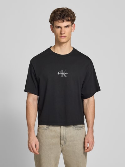 Männermodel trägt Relaxed Fit T-Shirt aus reiner Baumwolle von Calvin Klein Jeans, Optik: Unifarben, Label-Print, Rundhals, Jersey, Kurzarm, Ganzkörperansicht von vorne.