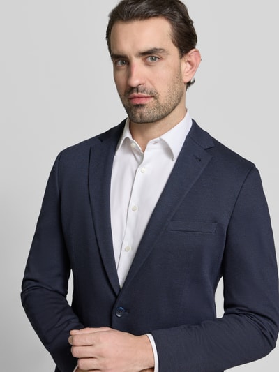 Männermodel trägt 2-Knopf-Sakko mit Reverskragen von MCNEAL in Dunkelblau, Regular Fit, Material-Mix, Nahaufnahme Oberkörper.