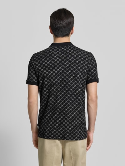 Männermodel trägt Slim Fit Poloshirt mit Logo-Muster Modell 'Paigam' von JOOP! Collection, Baumwoll-Elasthan-Mix, Rückenansicht