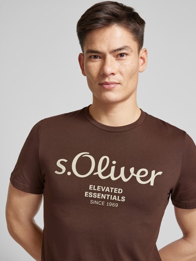 s.Oliver RED LABEL T-shirt o kroju regular fit z czystej bawełny z nadrukiem z logo i napisem Średniobrązowy 3