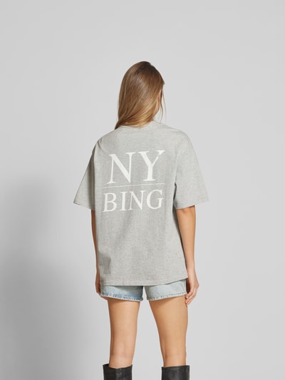 Anine Bing T-Shirt mit Label-Print Hellgrau Melange 5