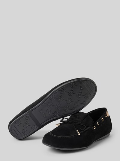 Produktfoto, Loafer aus echtem Leder Modell 'Aisha' von Guess in Schwarz mit Zierschleife, Logo-Prägung, glatte Sohle, abgerundete Passform, Absatzhöhe 1 cm, Schafthöhe 7 cm, Schaftweite 5 cm.