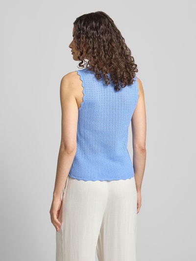 Frauenmodel trägt Slim Fit Top aus reiner Baumwolle Modell 'SCOUT' von PIECES in Hellblau mit Wellen-Struktur, Ganzkörperansicht Rückansicht.