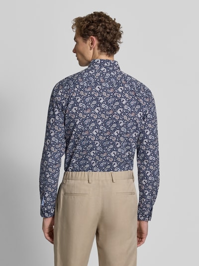 Männermodel trägt Regular Fit Freizeithemd mit Paisley-Muster und Kentkragen von Christian Berg Men in Dunkelblau, Rückenansicht Ganzkörperansicht. Reine Baumwolle, lockere Passform, gemusterte Textur.