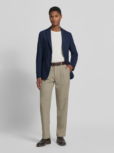 Männermodel trägt Slim Fit Anzugsakko mit Reverskragen Modell 'P-HANRY-J-WG-233' von BOSS, Dunkelblau, Materialverarbeitung: Four-Way-Stretch, Optik: Unifarben, Ganzkörperansicht von vorne